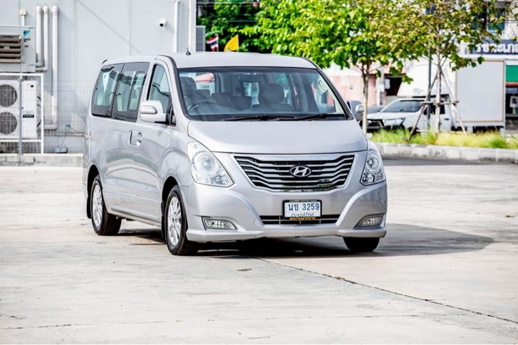 รถ Hyundai H-1  2.5 Deluxe สี เทา
