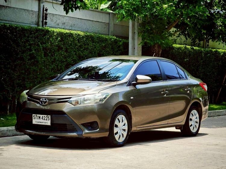 รถ Toyota Vios 1.5 J สี น้ำตาล