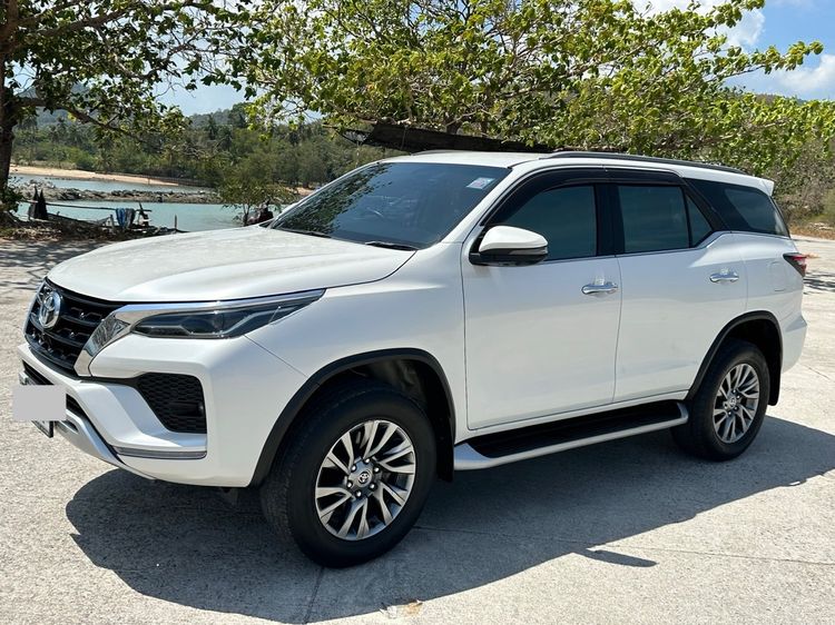 รถ Toyota Fortuner 2.4 V 4WD สี ขาว