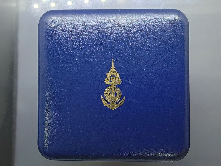 เหรียญที่ระลึกเรือพระที่นั่ง นารายณ์ทรงสุบรรณ รัชกาลที่9 พิมพ์ใหญ่ เนื้อเงินขัดเงา (กองทัพเรือสร้าง) พ.ศ.2539 พร้อมกล่องหนัง รูปที่ 8