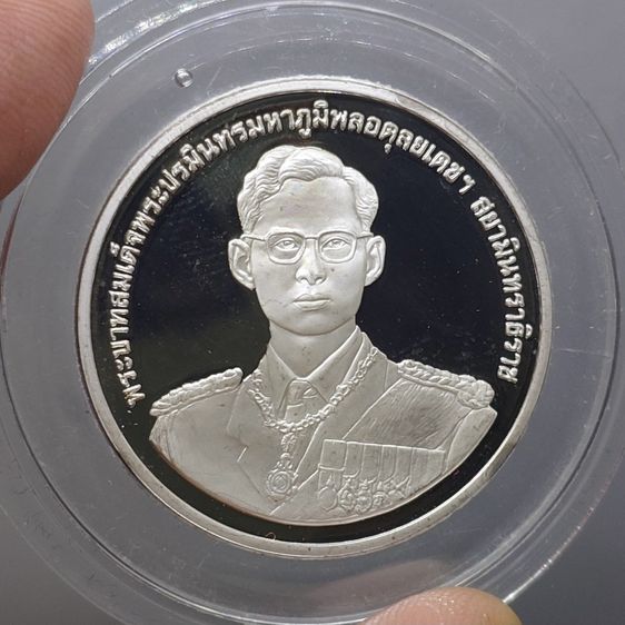 เหรียญที่ระลึกเรือพระที่นั่ง นารายณ์ทรงสุบรรณ รัชกาลที่9 พิมพ์ใหญ่ เนื้อเงินขัดเงา (กองทัพเรือสร้าง) พ.ศ.2539 พร้อมกล่องหนัง รูปที่ 4