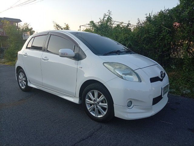 รถ Toyota Yaris 1.5 E สี ขาว
