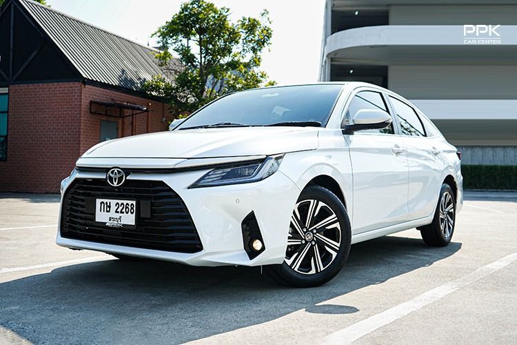 รถ Toyota Yaris ATIV 1.2 Premium สี ขาว