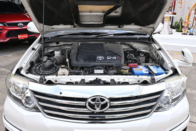Toyota Fortuner 2012 3.0 V Utility-car ดีเซล ไม่ติดแก๊ส เกียร์อัตโนมัติ ขาว รูปที่ 4