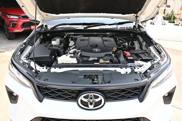 Toyota Fortuner 2020 2.4 LEGENDER 4WD AT Utility-car ดีเซล ไม่ติดแก๊ส เกียร์อัตโนมัติ ขาว รูปที่ 4