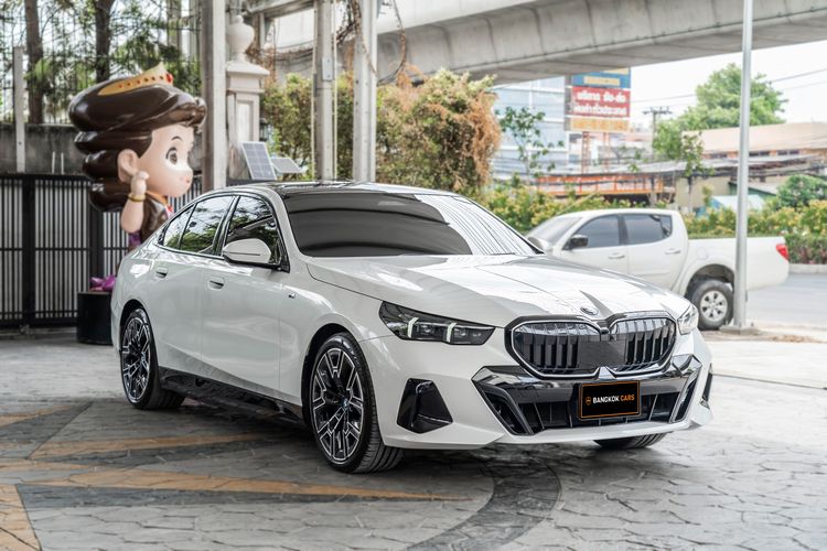 BMW Series 5 2024 530e Sedan ปลั๊กอินไฮบริด (PHEV) เกียร์อัตโนมัติ ขาว