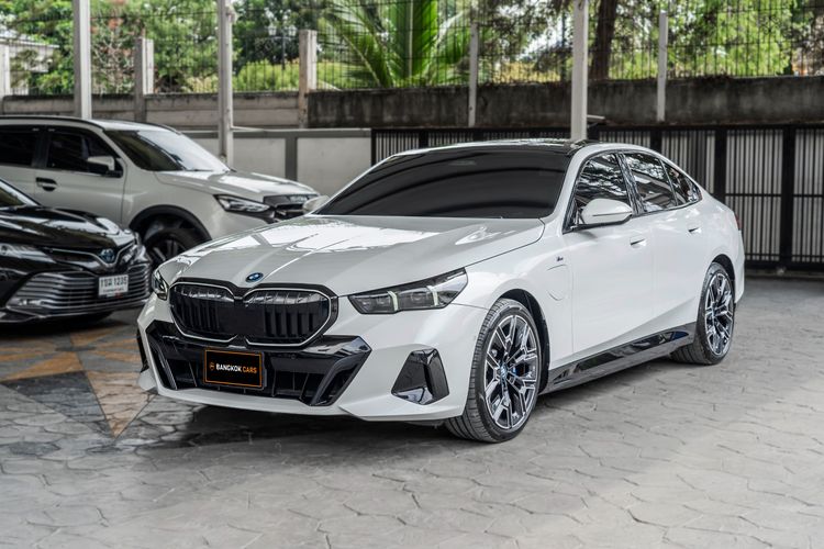 BMW Series 5 2024 530e Sedan ปลั๊กอินไฮบริด (PHEV) เกียร์อัตโนมัติ ขาว รูปที่ 4