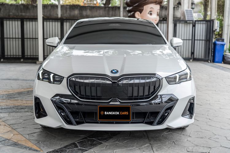 BMW Series 5 2024 530e Sedan ปลั๊กอินไฮบริด (PHEV) เกียร์อัตโนมัติ ขาว รูปที่ 3