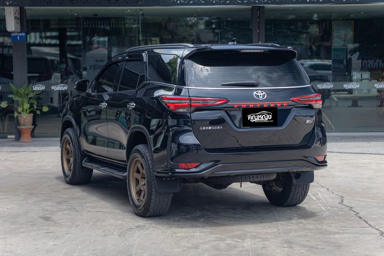 Toyota Fortuner 2021 2.4 Legender 4WD Utility-car ดีเซล ไม่ติดแก๊ส เกียร์อัตโนมัติ ดำ รูปที่ 2