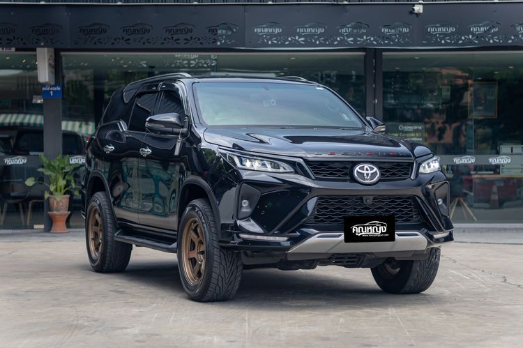 รถ Toyota Fortuner 2.4 Legender 4WD สี ดำ