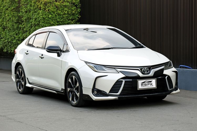 Toyota Altis 2019 1.8 GR Sport CVT Sedan เบนซิน ไม่ติดแก๊ส เกียร์อัตโนมัติ ขาว