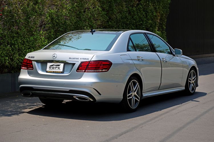 Mercedes-Benz E-Class 2014 E300 2.0 AMG Dynamic Sedan ไฮบริด ไม่ติดแก๊ส เกียร์อัตโนมัติ เทา รูปที่ 4