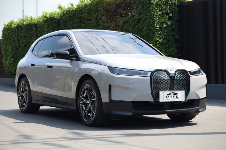 รถ BMW iX xDrive40 สี เทา