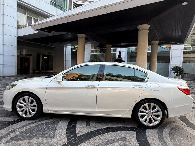 รถ Honda Accord 2.4 Tech สี ขาว
