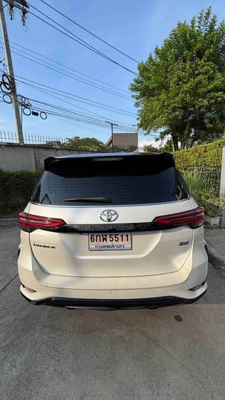 รถ Toyota Fortuner 2.4 Legender Black Top 4WD สี ขาว