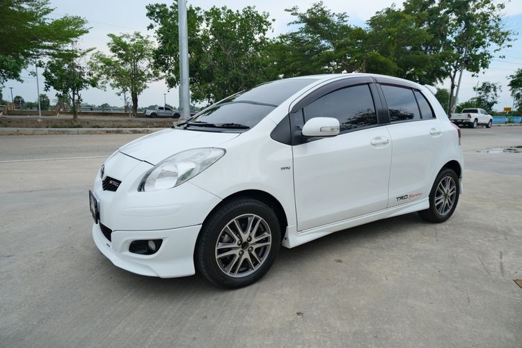 Toyota Yaris 2011 1.5 TRD Sportivo Sedan เบนซิน ไม่ติดแก๊ส เกียร์อัตโนมัติ ขาว รูปที่ 3
