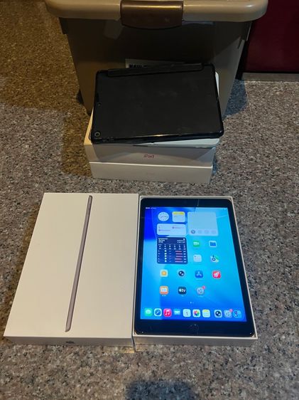 Apple 64 GB ขายๆiPadGen9สีดำ64กิ๊กมีกล่องอีมี่ตรงจอสวยกริปไม่ไบร้หายากมากสภาพนี้สวยๆสูนTrusใช้งานดีถูกมากกกกกก