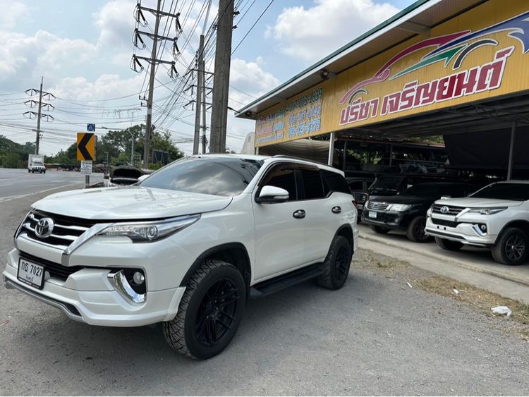 Toyota Fortuner 2015 2.8 V 4WD Utility-car ดีเซล ไม่ติดแก๊ส เกียร์อัตโนมัติ ขาว