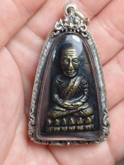 หลวงปู่ทวดหลังเตารีดรุ่นท.เลี่ยมกรอบเงิน