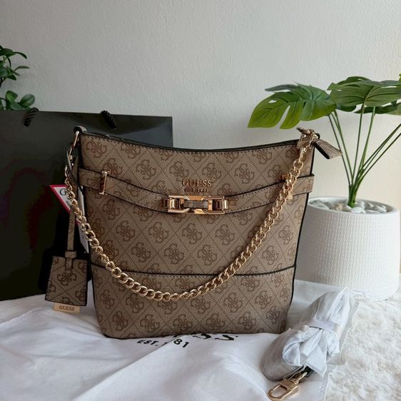 กระเป๋า Guess Silvye Bucket Bag ทรงถัง bucket มาพร้อมสาย 2 เส้น สายโซ่และสายยาว ขนาด ฐาน8.5 นิ้ว สูง 8 .5 นิ้วปาก10 นิ้ว