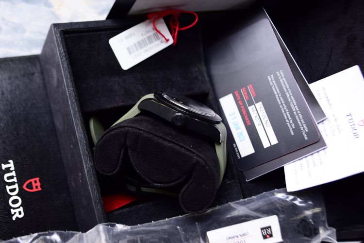 tudor ceramic black bay ขาย100000ครับ สภาพสวยครับ ยกกล่องครับ รูปที่ 4