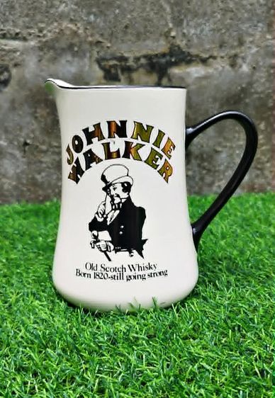 เหยือกน้ำเซรามิก Johnnie Walker ใบนี้เป็นของสะสมวินเทจที่มักผลิตขึ้นในช่วงปี 1970-1980