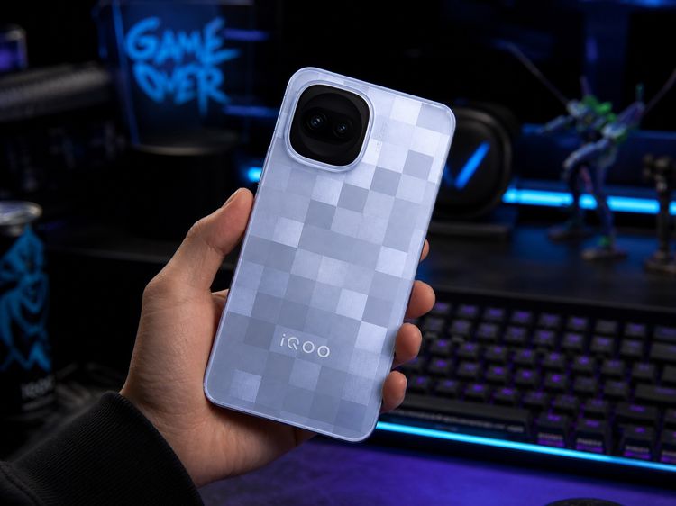 Vivo อื่นๆ 256 GB iQOO 15R สี Pixel Silver 12GB RAM + 256GB ROM 