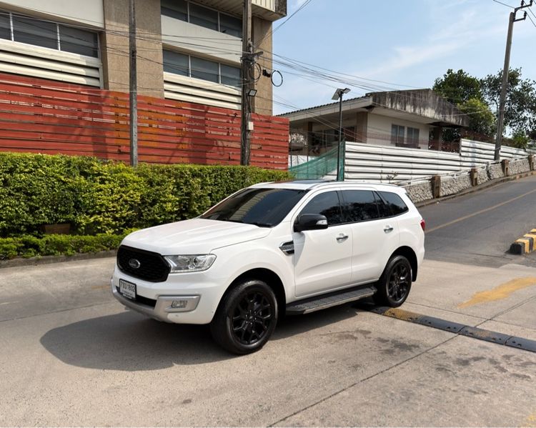 รถ Ford Everest 2.2 Titanium Plus สี ขาว