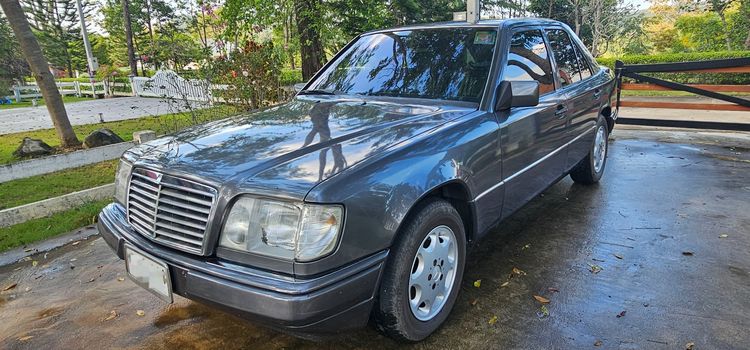 Mercedes-Benz E-Class 1995 E220 Sedan เบนซิน เกียร์อัตโนมัติ เทา