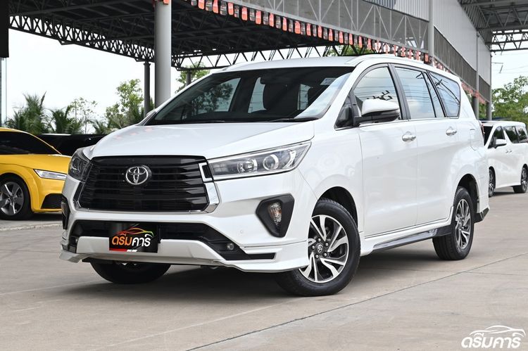 รถ Toyota Innova 2.8 Crysta สี ขาว