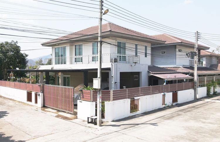 อื่นๆ ไม่มี สร้างเสร็จก่อน 2010 ขายบ้านเดี่ยว 2 ชั้น บ้านบึง ชลบุรี หมู่บ้านบูรพาเมาท์เท่น หลังมุม มีสระว่ายน้ำส่วนตัว รูปที่ 2
