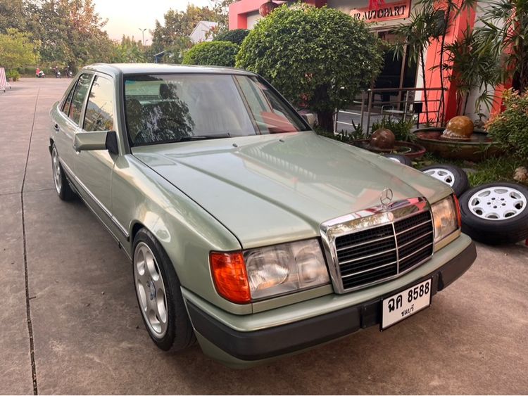 รถ Mercedes-Benz E-Class E230 สี เขียว