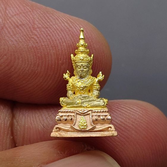 พระพุทธมหามณีรัตนปฏิมากร (พระแก้วมรกต) จำลอง ทรงเครื่องฤดูร้อน เนื้อเงินสามกษัตริย์ ขนาดสูง 1.7 เซน ฉลองสิริราชสมบัติ ครบ 60 ปี ในหลวง รัชกา รูปที่ 3