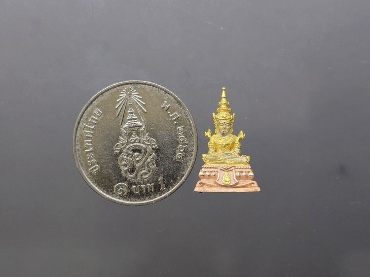 พระพุทธมหามณีรัตนปฏิมากร (พระแก้วมรกต) จำลอง ทรงเครื่องฤดูร้อน เนื้อเงินสามกษัตริย์ ขนาดสูง 1.7 เซน ฉลองสิริราชสมบัติ ครบ 60 ปี ในหลวง รัชกา รูปที่ 8