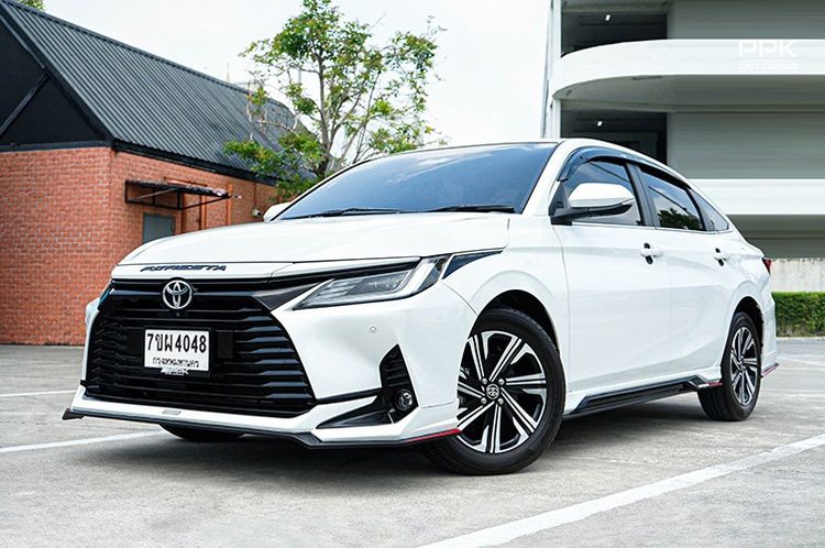 รถ Toyota Yaris ATIV 1.2 Premium สี ขาว