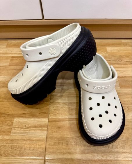 รองเท้าแตะแบบมีหูและแบบสวม ขาว หนัง PU UK 4.5 | EU 37 1/3 | US 6 รองเท้าCrocs หัวโตผู้หญิง มือสองสภาพดี