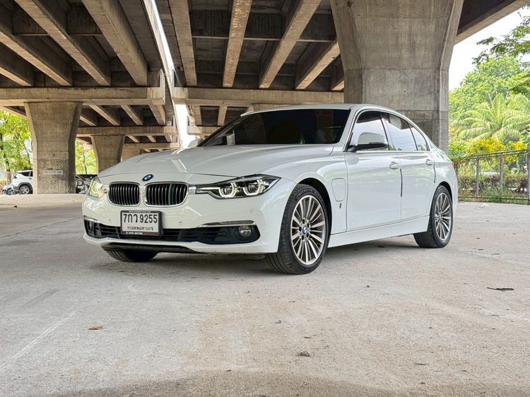 BMW Series 3 2018 330e Sedan ปลั๊กอินไฮบริด (PHEV) ไม่ติดแก๊ส เกียร์อัตโนมัติ ขาว