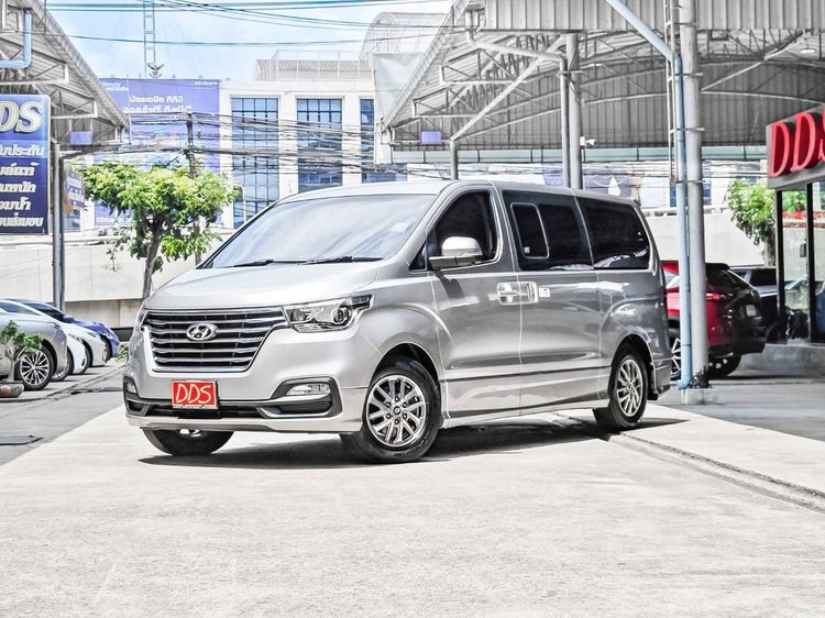รถ Hyundai H-1  2.5 Deluxe สี บรอนซ์เงิน