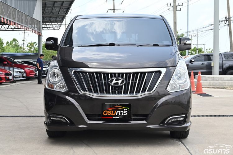 Hyundai H-1  2017 2.5 Deluxe Van ดีเซล ไม่ติดแก๊ส เกียร์อัตโนมัติ น้ำตาล รูปที่ 2