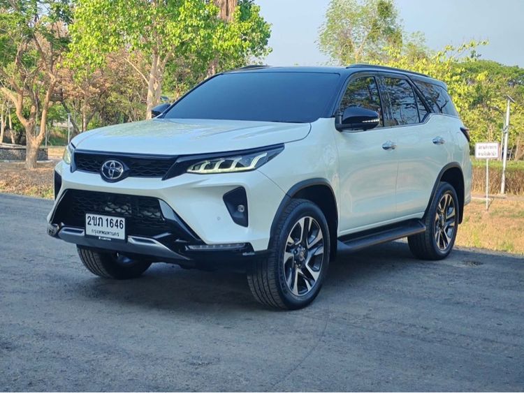 Toyota Fortuner 2022 2.4 Legender Black Top Utility-car ดีเซล ไม่ติดแก๊ส เกียร์อัตโนมัติ ขาว รูปที่ 3