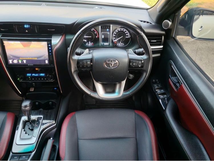 Toyota Fortuner 2022 2.4 Legender Black Top Utility-car ดีเซล ไม่ติดแก๊ส เกียร์อัตโนมัติ ขาว รูปที่ 4