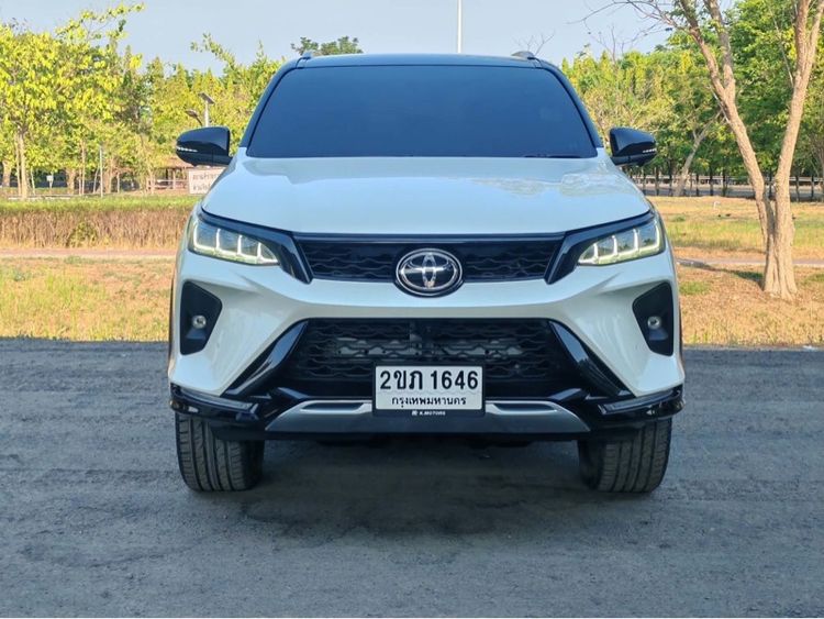Toyota Fortuner 2022 2.4 Legender Black Top Utility-car ดีเซล ไม่ติดแก๊ส เกียร์อัตโนมัติ ขาว รูปที่ 2