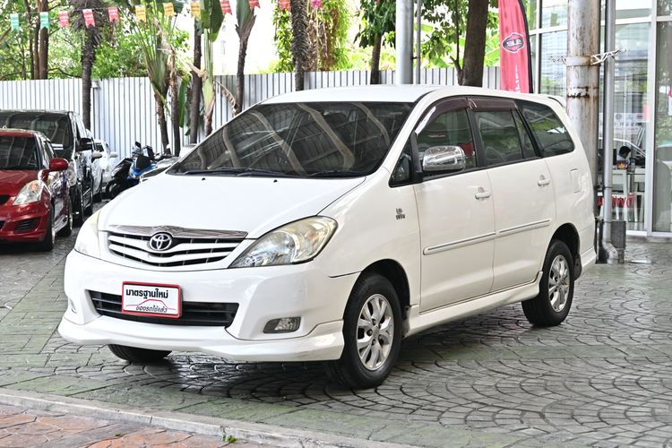 รถ Toyota Innova 2.0 G สี ขาว