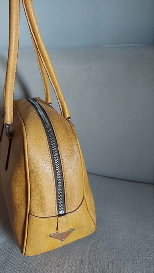 กระเป๋า Prada ของแท้ ทรงคล้องไหล่  สีเหลือง รูปที่ 3