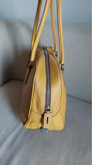 กระเป๋า Prada ของแท้ ทรงคล้องไหล่  สีเหลือง รูปที่ 4