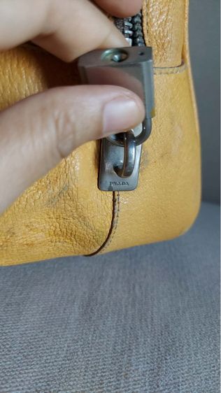 กระเป๋า Prada ของแท้ ทรงคล้องไหล่  สีเหลือง รูปที่ 9