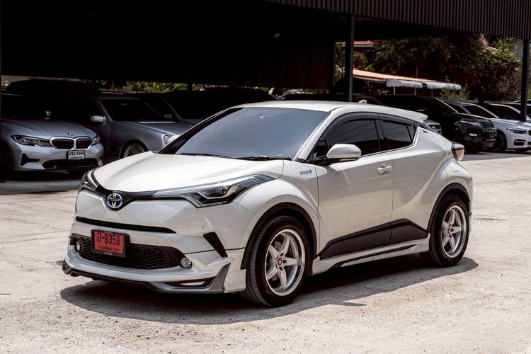 รถ Toyota C-HR 1.8 Hybrid Mid สี ขาว