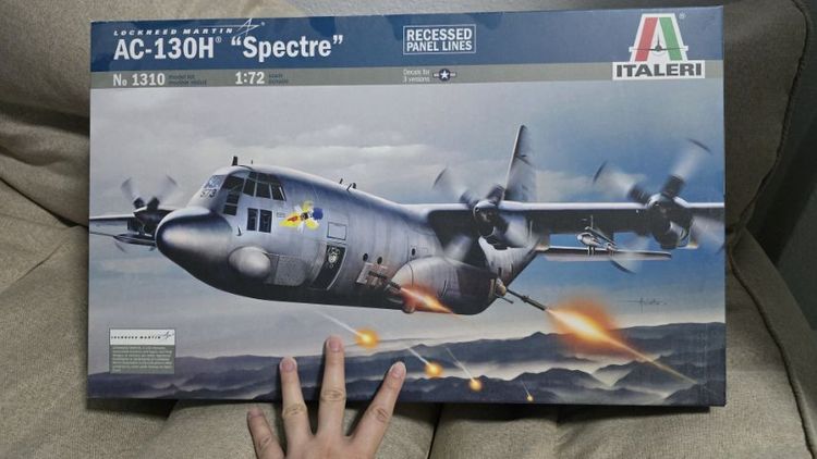 ตัวต่อ เลโก้ จิ้กซอว์ โมเดลเครื่องบิน AC-130H Gunship italeri 1:72 ลำใหญ่ยาว 41.3cm ลายร่อง ติดอาวุธสนับสนุนภาคพื้น ต้องประกอบทำสีเอง ของใหม่ในซีล