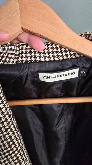 เสื้อสูทเกาหลี blazer oversize ลายตาราง ของ kins.​19 studio สยาม ใส่ได้ทั้งชายหญิง ไซส์ S ใส่ไปครั้งเดียวเท่านั้น (ซื้อมา 1090 บาท)​ รูปที่ 3