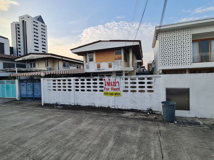 ให้เช่าบ้านเดี่ยวทำเลดี 60 ตรว. (ตามภาพ) หมู่บ้านเสรี 2 ถ.รามคำแหง 24 แยก 28 เข้าออกทาง ถ.พระราม 9 ซอย 43 ได้ เหมาะทำที่อยู่อาศัย Home